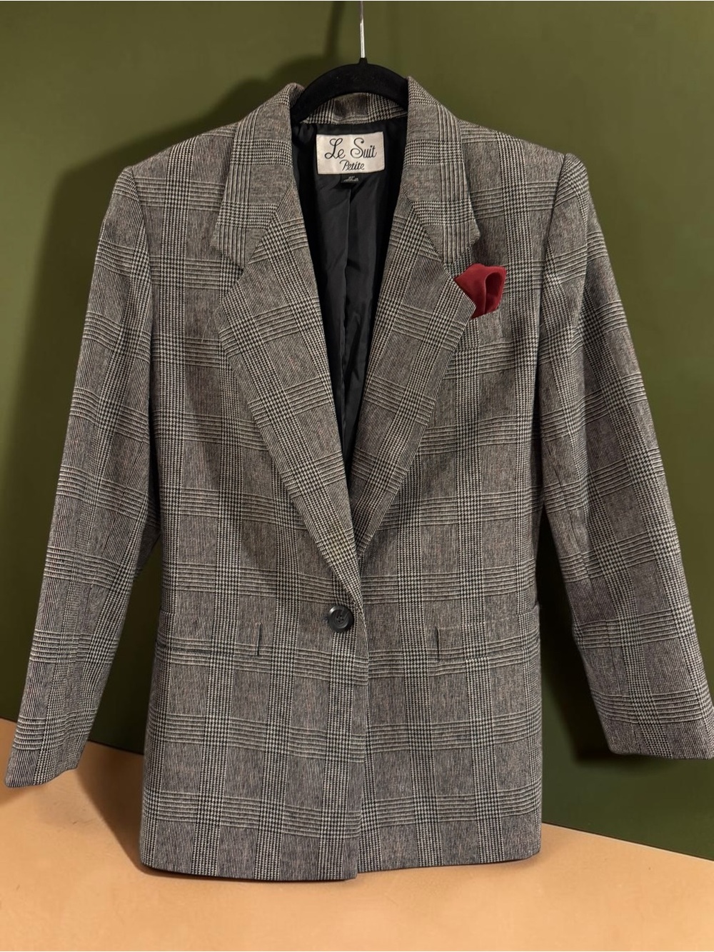 Le Suit Petite Blazer 8P Glen Plaid Houndstooth Red Pocket Square Detail
